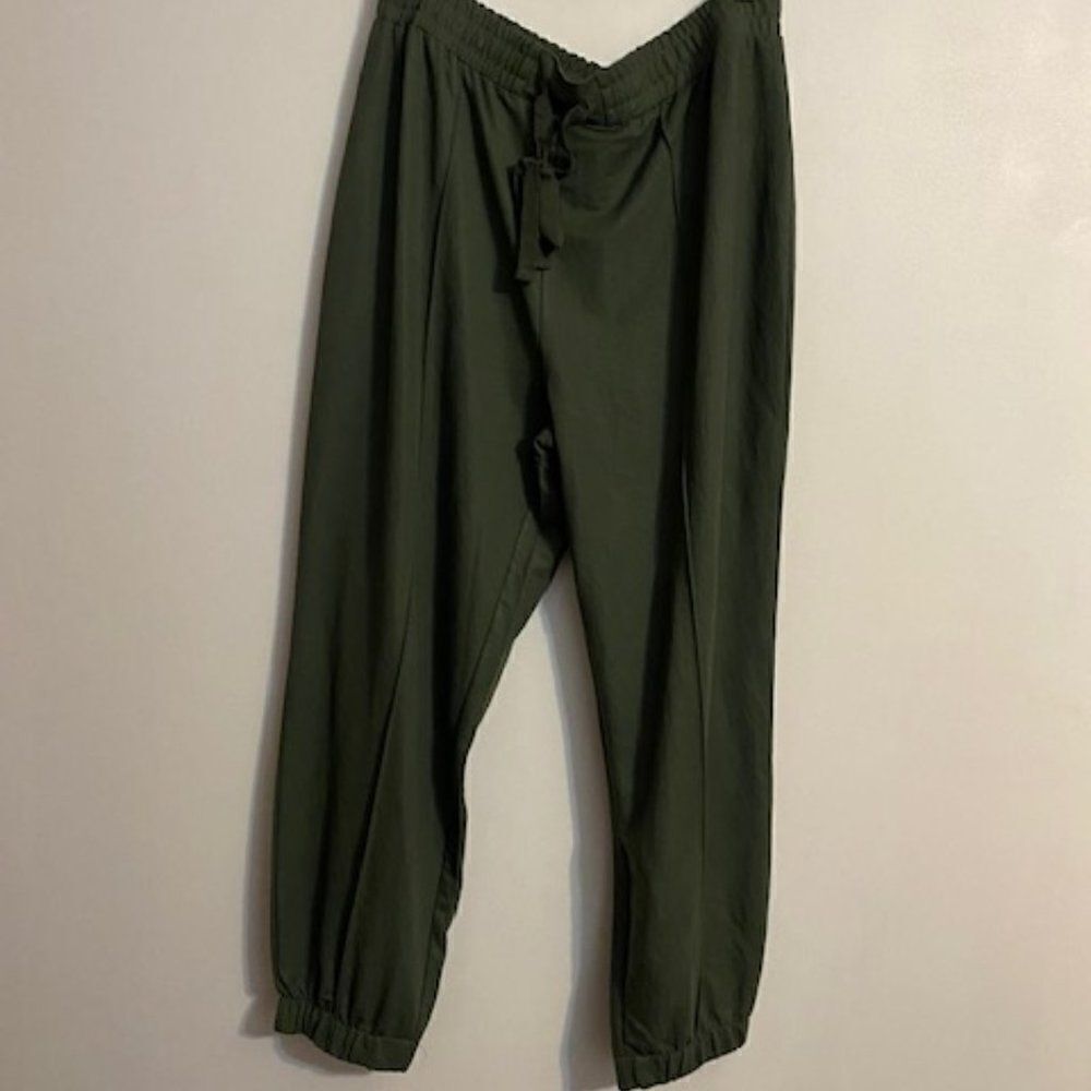 H Halston Green drawstring ankle joggers, size L